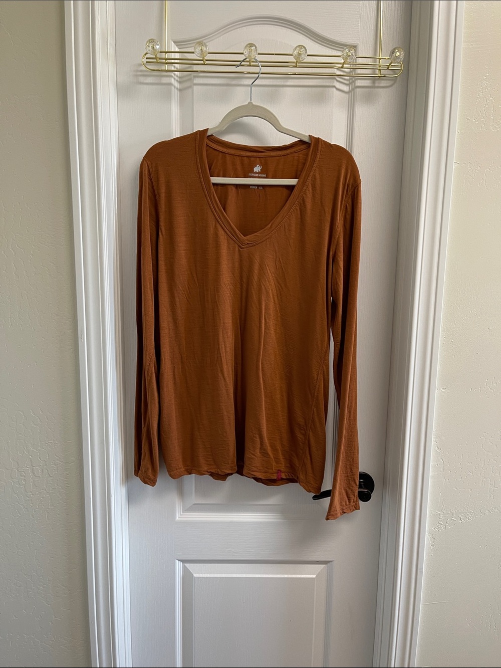 V-Neck Long Sleeve Tee in Rust